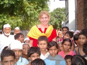 Amy Parker Fiebelkorn '97 with village kids of Uttar Pradesh, India.