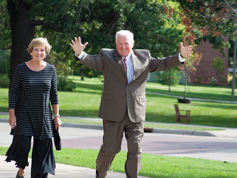 Photo of former Luther president Rick Torgerson with his wife, Judy, walking on the Luther campus