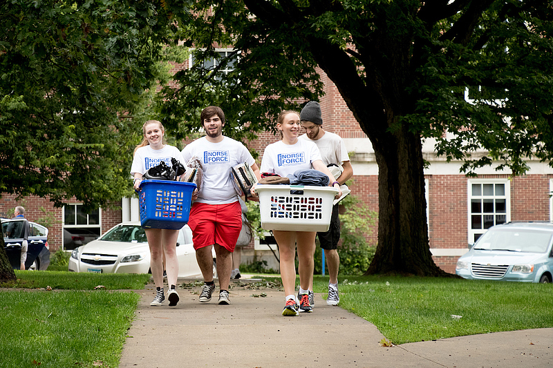 student group Norse Force helps new students move in