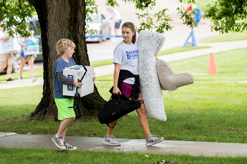 people help first year students move in to campus